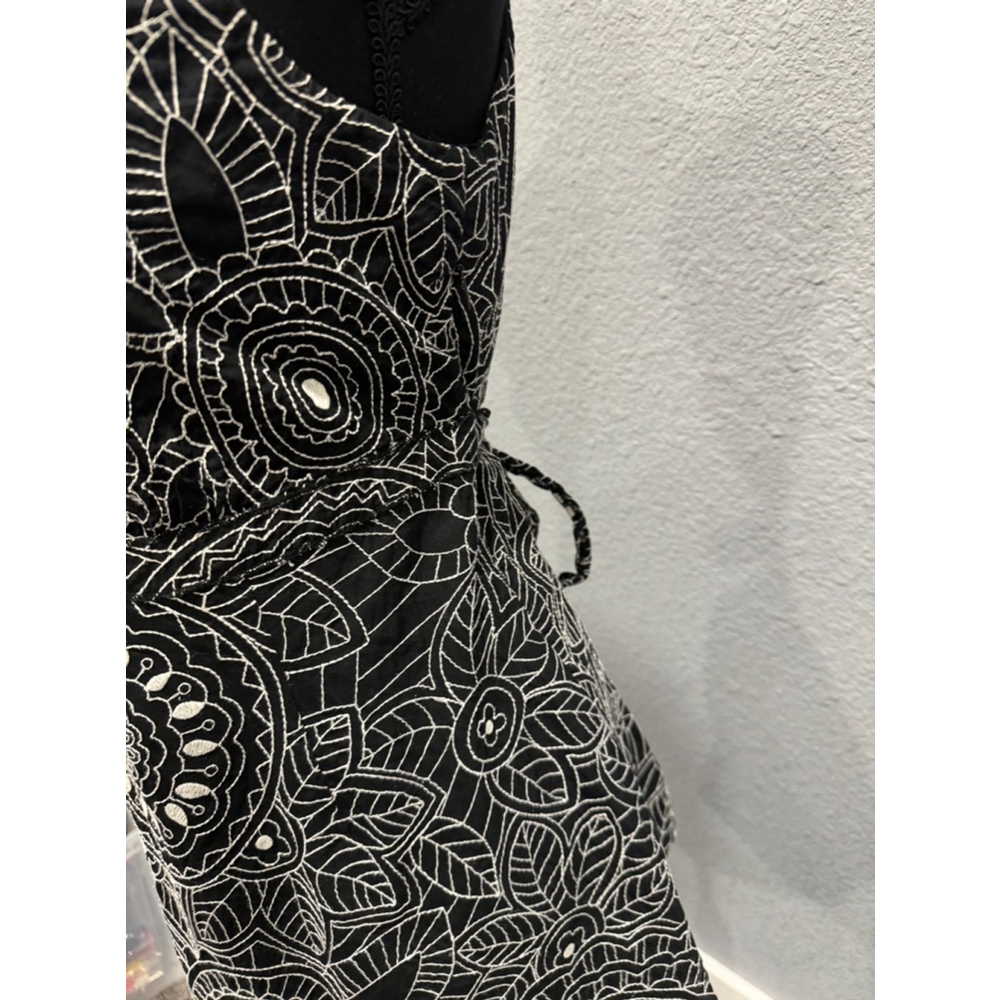 Nine West Sleeveless Embroidered Black and White Tunic Top - Size 12 - Picture 5 of 9
